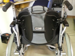 Photo du kit de positionnement Jay 3 installé sur un fauteuil et vu de dos