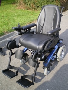 Photo du fauteuil vogue bleu et noir en extérieur lors de l'essai