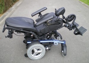 Photo du fauteuil vogue bleu et noir en position allongé