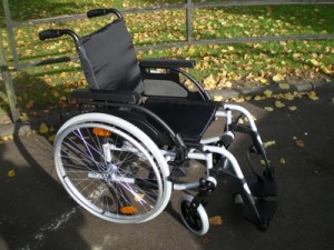 Photo du fauteuil Basix de profil lors de l'essai en extérieur