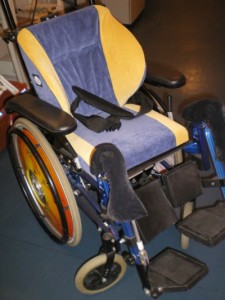 Photo du fauteuil Netti mini lors de l'essai à hacavie en 3 couleurs (bleu, jaune, noir)