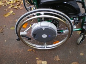 Photo du Alber E-motion installé sur un fauteuil en extérieur