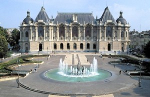 Photo du Palais des beau-arts de Lille, vu sur la fontaine