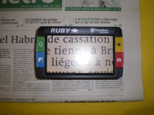 photo de la loupe électronique ruby en cours d'utilisation avec un livre