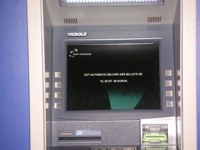 Le distributeur de billet vu de face, rien de particulier