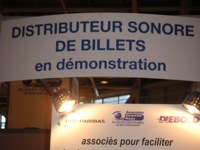 Le distributeur de billet vu de face, rien de particulier