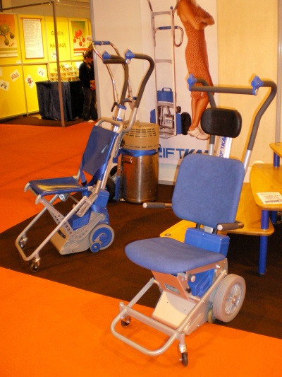 Photo sur le stand lors du salon Autonomic des deux montes escaliers Lifkar