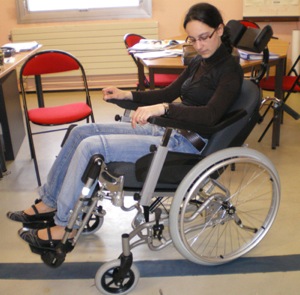 Fauteuil Inovys de profil en noir lors de l'essai à Hacavie
