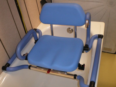 Photo du siège de bain Mercury en bleu dans une baignoire