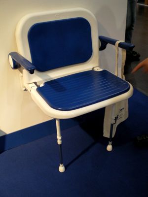 Photo d'un siege de douche pour personne forte en revêtement bleu