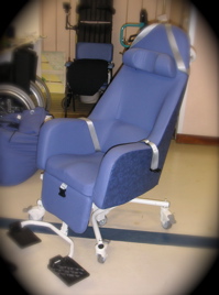 Le fauteuil coquelicot de face