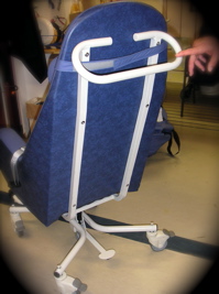 Le fauteuil coquelicot de dos