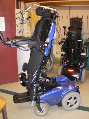 Photo du fauteuil verticalisateur en position debout dans les locaux d'Hacavie