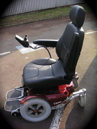 Fauteui roulant c300 vu de profil avec ses commandes