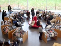 Photo vu de dessus de l'odyssée surplombant l'espace lecture