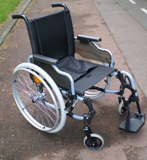 Photo du fauteuil roulant Innov Effect de profil en extérieur