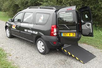 Photo de la Logan MCV Handi Eco vu de l'arrière avec la rampe d'accès