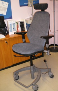 photo d'une chaise grise de la gamme à Hacavie