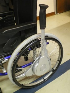 Photo du levier nudrive installé sur la roue d'un fauteuil