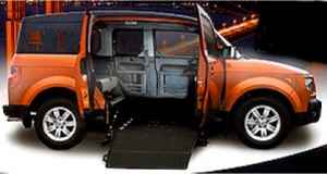 photo du 4x4 honda vue de profil avec le plan incliné en place