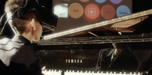 13620053-video-jouer-du-piano-sans-les-mains-c-est-possible-avec-les-yeux